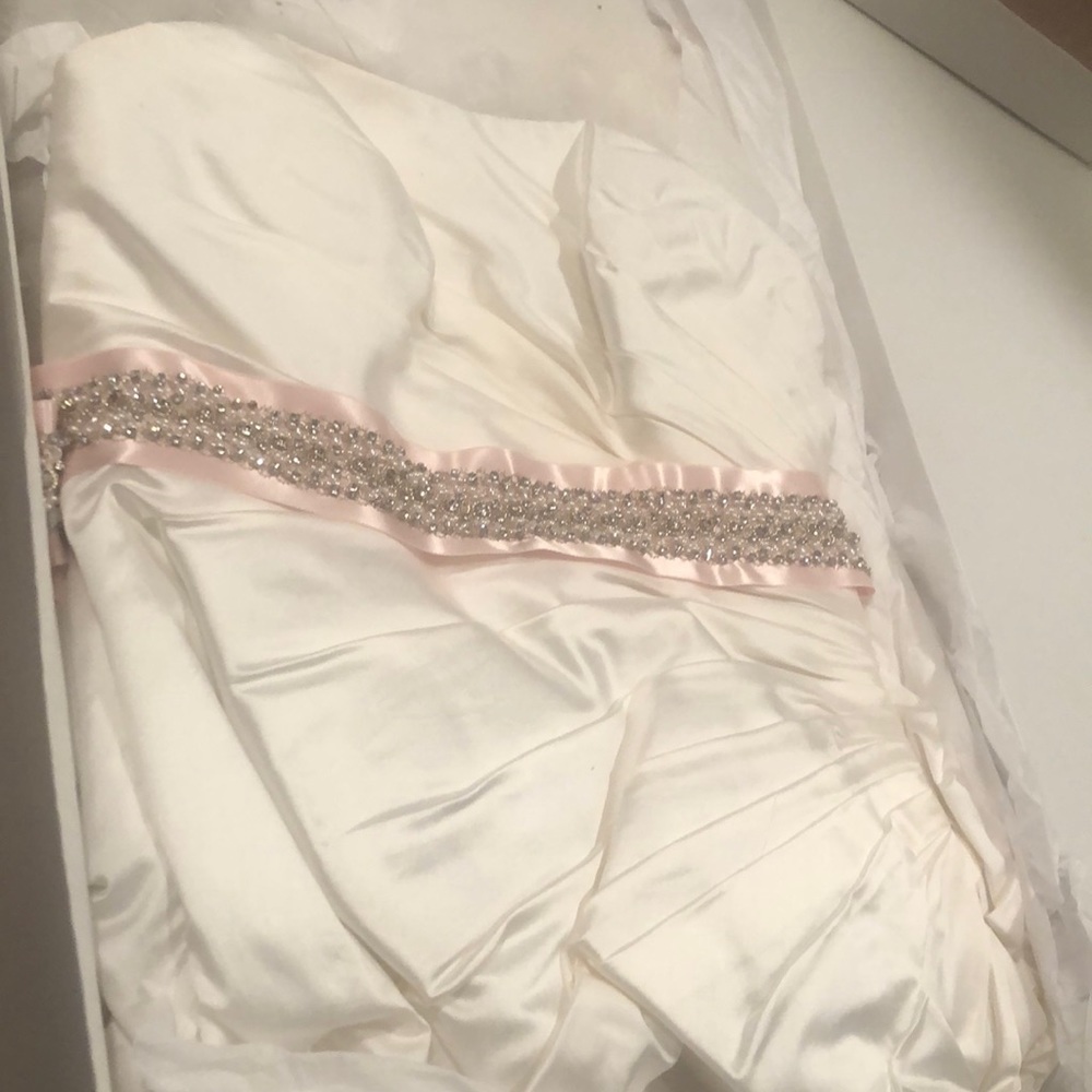 Sleeveless Satin Size 14 wedding dress